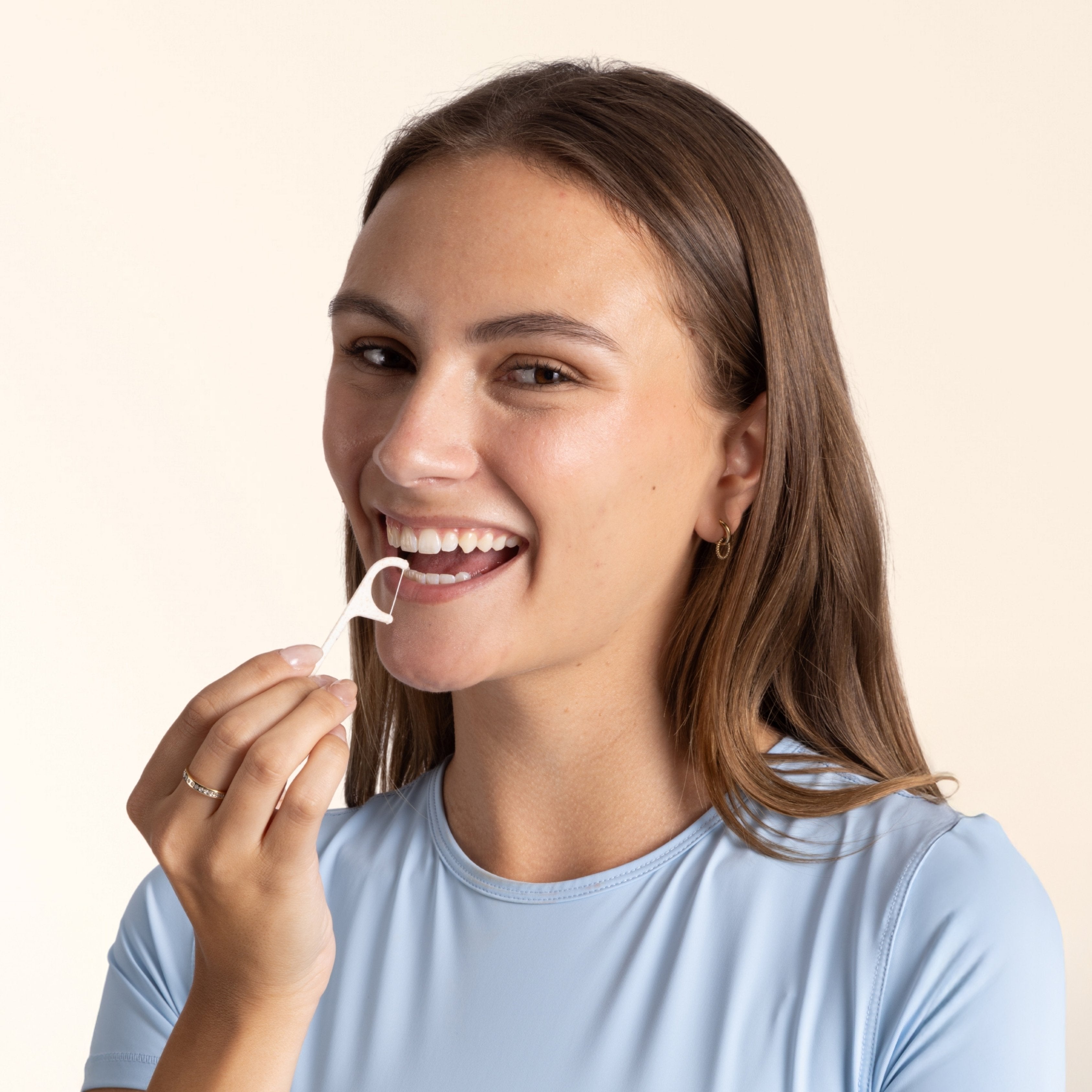 La marque de produits d'hygiène bucco-dentaire NEOPULSE propose un fil dentaire avec manche NEOPICK.