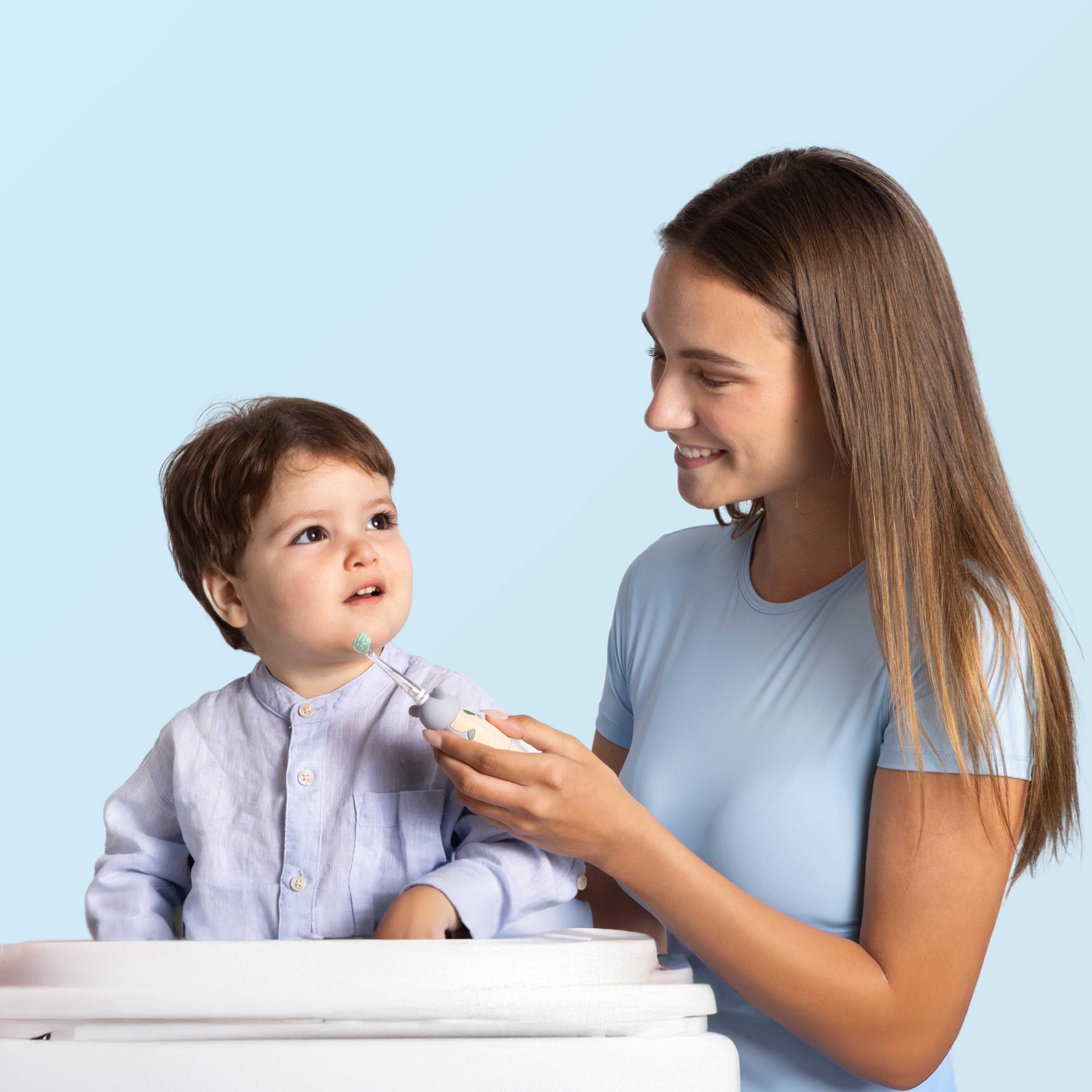 Femme aidant un jeune enfant à se brosser les dents avec une brosse électrique NEOBABY de la marque NEOPULSE