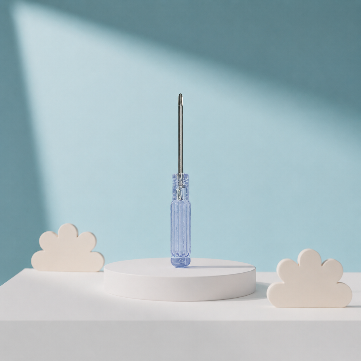 Tournevis transparent bleu NEOPULSE présenté sur socle blanc avec décor minimaliste